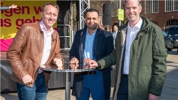 Wahlkampfveranstaltung der FDP vor der Großen Kirche mit (von links): Hauke Hilz, dem FDP-Generalsekretär Bijan Djir-Sarai und dem FDP-Bundestagsfraktionschef Christian Dürr. 