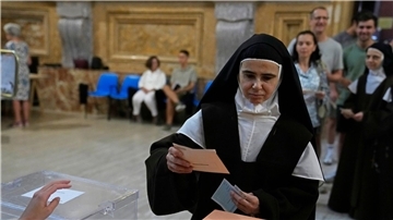 Wahllokal in Madrid: Eine Nonne gibt ihre Stimme ab.