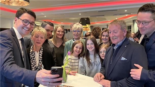 Bundestagskandidat Christoph Frauenpreiß mit Familie und Freunden.