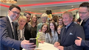 Bundestagskandidat Christoph Frauenpreiß mit Familie und Freunden.