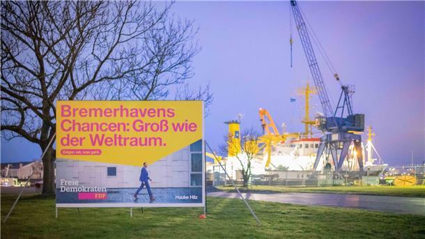 Wahlplakat der FDP in Bremerhaven am Neuen Hafen im März 2023. Foto: Hartmann