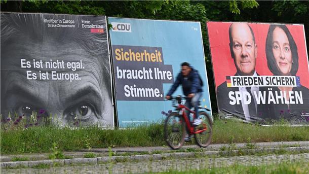 Umfrage: Union mit Abstand stärkste Kraft bei Europawahl Wahlplakate verschiedener Parteien im Stadtteil Sachsenhausen in Frankfurt am Main.