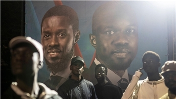 Wahlsieger Bassirou Diomaye Faye (auf Plakat l.) spielte bis vor Kurzem nur eine Nebenrolle als rechte Hand von Oppositionsführer Ousmane Sonko (r.).