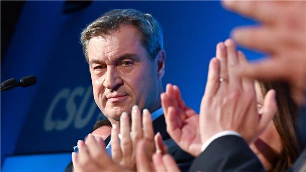 Bayerische Zeitenwende: Zwischen CSU-Pleite und Rechtsrutsch Wahlsieger Markus Söder (CSU) wird in München gefeiert.