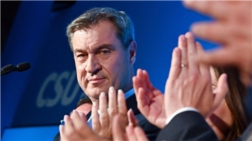 Wahlsieger Markus Söder (CSU) wird in München gefeiert.