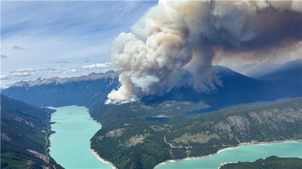 Teneriffa, Griechenland, Kanada: Brände dauern an Waldbrände in der Nähe des Downton Lake im südlichen Teil von British Columbia.