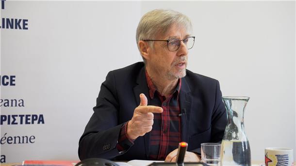 Walter Baier, Vorsitzender der Europäischen Linken, will mit Forderungen nach bezahlbarem Wohnraum, kostenlosem Zugang zu Bildung, Gesundheitsvorsorge und öffentlichem Nahverkehr im Europawahlkampf punkten.