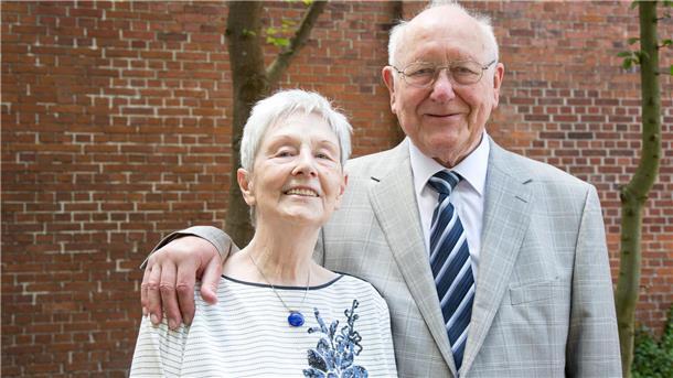 Walter Erfmann und seine Frau. Am 86. Geburtstag erhielt der Braker nun das Bundesverdienstkreuz überreicht.