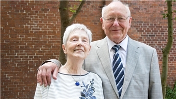 Walter Erfmann und seine Frau. Am 86. Geburtstag erhielt der Braker nun das Bundesverdienstkreuz überreicht.