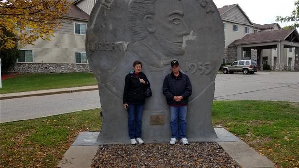 Grußbrücke: Von Zusammenhalt und Polizeigewalt Wanda und Jeff Roberts vor dem groessten Pfennig der Welt in Woodruff, Wisconsin