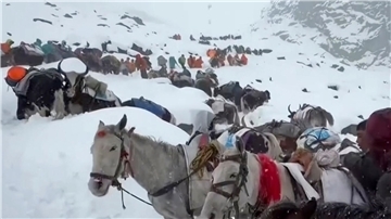 Wanderer sitzen am Mount Everest fest.