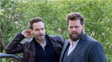 Wanja Mues (l) und Antoine Monot, Jr. spielen in der Krimiserie die beiden Hauptrollen.