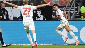 Matchwinner Díaz: Erst top auf dem Platz, dann top am Glas? War der Matchwinner in Frankfurt: Bayerns Luis Díaz (r).