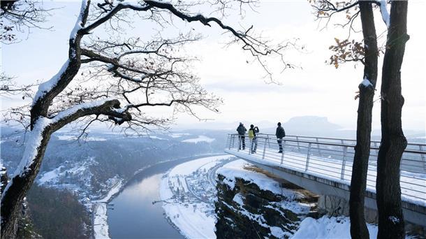 Winter geht weiter: Kälte, Schnee - und auch noch Streiks Warm anziehen: Am Wochenende soll es kalt bleiben. Schneelandschaften, wie hier im Nationalpark Sächsische Schweiz, dürften dennoch einige Menschen in die Natur ziehen.