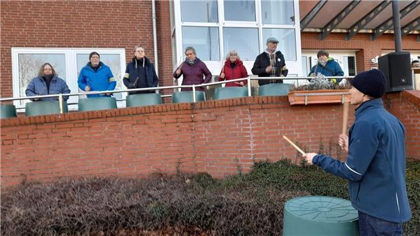 Warm-up zur Demo gegen Rechtsextremismus in Beverstedt: Organisator Pascal Gentner trommelt die Beverstedter zusammen.