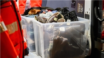 Warme Schuhe liegen zum Verteilen im Kältebus.