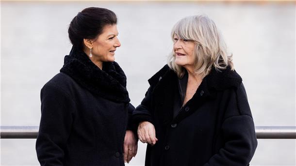 Nachwuchspolitiker contra Wagenknecht/Schwarzer-Manifest Warnen vor einer „Rutschbahn Richtung Weltkrieg und Atomkrieg“: Sahra Wagenknecht (l.) und Alice Schwarzer.