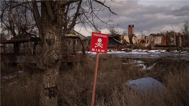 Landminen-Report: Zahl der Opfer in der Ukraine verzehnfacht Warnschild am Straßenrand des urkainischen Dorfes Kamjanka bei Isjum.