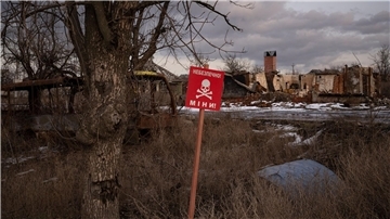 Warnschild am Straßenrand des urkainischen Dorfes Kamjanka bei Isjum.
