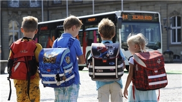 Warten auf den Schulbus. Im Landkreis Rotenburg läuft es noch immer nicht überall rund mit den Verbindungen.