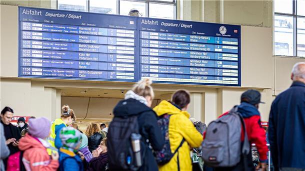 Wissing: Bei der Bahn an zwei Standorten Kabel durchtrennt Warten im Bahnhof Hannover. Ein mutmaßlicher Sabotageakt hatte eine Störung des Zugfunks ausgelöst.