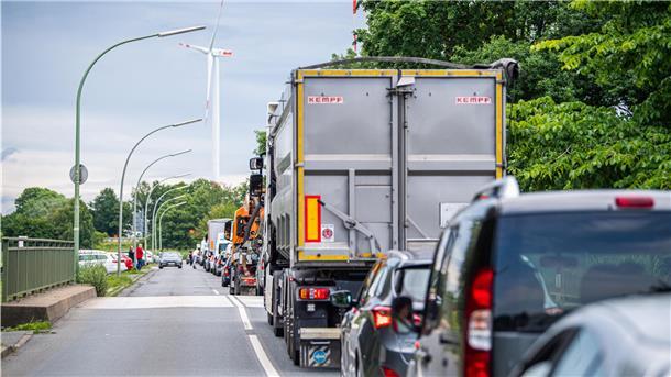 Wartende Autofahrer vor der Müllverbrennungsanlage Bremerhaven, die ihren Sperrmüll entsorgen wollen.