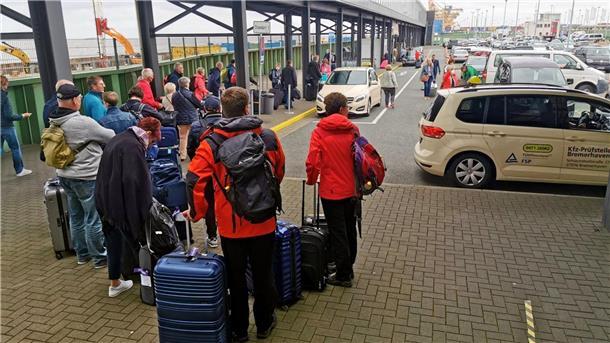 Wartezeiten von eineinhalb Stunden mussten die Kreuzfahrtpassagiere am Taxistand in Kauf nehmen.