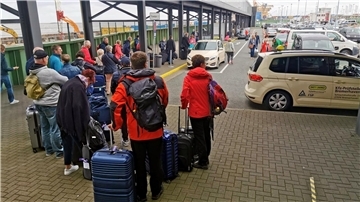 Wartezeiten von eineinhalb Stunden mussten die Kreuzfahrtpassagiere am Taxistand in Kauf nehmen.