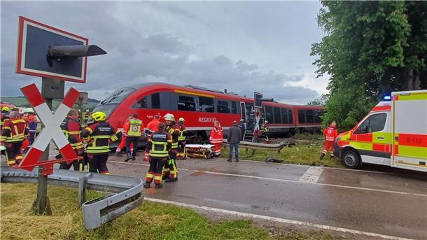 Regionalbahn und Lkw stoßen zusammen - zehn Verletzte Warum es zu dem Zusammenstoß zwischen einer Regionalbahn und einem Lastwagen kam, war zunächst noch unklar.