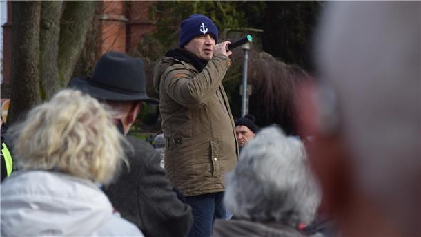 „Warum müssen sie gehen? Ich will das nicht verstehen.“ Der Musiker Michael Falkenauge trug am Sonntag seinen eigens für die Hassuns komponierten Protestsong vor.