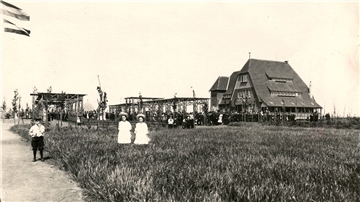 Warum wurde der Bürgerpark im Volksmund Besenpark genannt? Ganz einfach: Als der Park 1908 eröffnet wurde, waren die frisch gepflanzten Bäume noch klein. Sie sahen wie aufgestellte Reisigbesen aus. Unser Archivbild zeigt die Waldschänke im Bürgerpark.