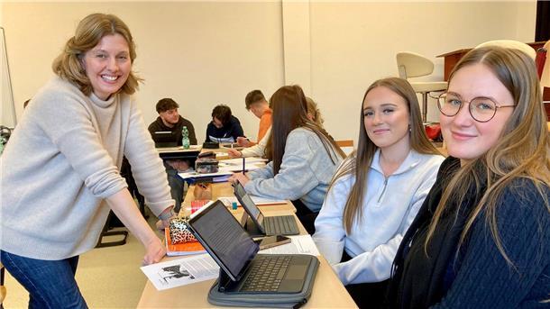 Vom Knopf zur Geschichte: Kreatives Schreiben am Braker Gymnasium Was Autorin Clare Wigfall (links) erzählte, interessierte die Zwölftklässlerinnen Jule und Nina.