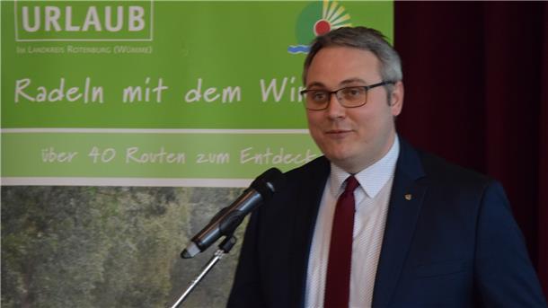 Marco Prietz steht vor einem Mikrofon.
