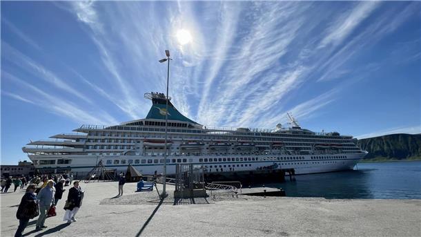 Was für ein toller Himmel: Die "Artania" im Hafen von Honningsvag.