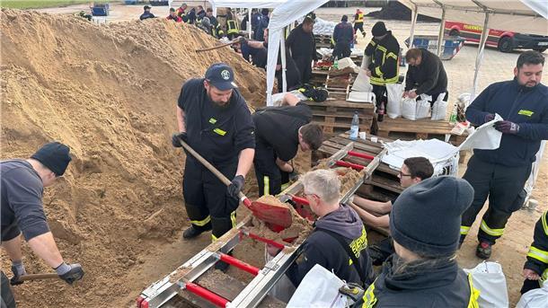 Was für eine Maloche in Verden: Hier werden im Akkord Sandsäcke befüllt, um die Deiche zu sichern.