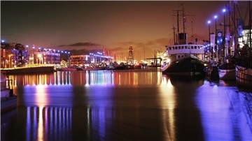 Was für eine wunderbare Kulisse: Bremerhaven bei Nacht, kristallklar fotografiert von Steffen Obst, einem der Bewerber für feelBREMERHAVEN.