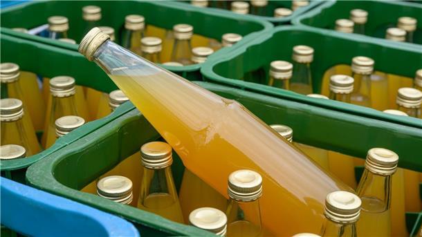 Wie der Apfel in die Flasche kommt Was gerade noch frische Äpfel waren, ist jetzt Saft in einer Flasche.