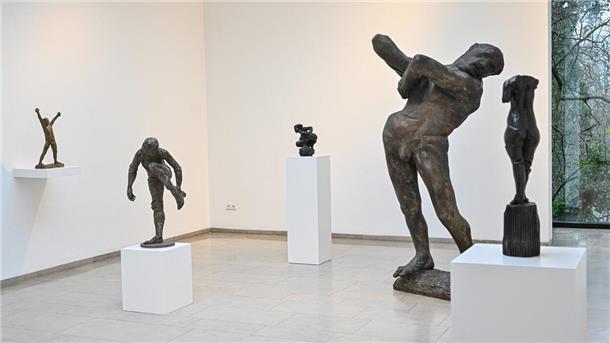 Schau im Marcks-Haus in Bremen verrät zum Ende die Namen der gezeigten Bildhauer Was haben diese kleinen und großen Figuren gemeinsam? Ob der „Junge mit den erhobenen Armen“ von Gerhard Marcks (von linsks), die „Schuhausziehende“ von Karl-Henning Seemann, Max Schegullas „Hockendes Mädchen“ oder Waldemar Grzimek „Der Gefesselte“ - sie verrenken sich alle.