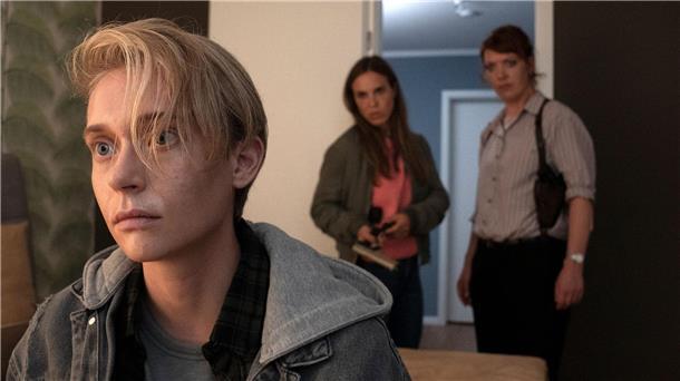 Was hat Daniel (Jonathan Perleth, l) für ein Geheimnis vor den Kommissarinnen Katrin König (Anneke Kim Sarnau, M.) und Melly Böwe (Lina Beckmann, r.)?