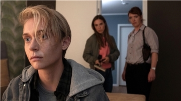Was hat Daniel (Jonathan Perleth, l) für ein Geheimnis vor den Kommissarinnen Katrin König (Anneke Kim Sarnau, M.) und Melly Böwe (Lina Beckmann, r.)?