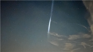 Was ist denn das? - Treibstofftropfen einer Rakete hinterlassen Lichtstreifen (Foto-Handout)