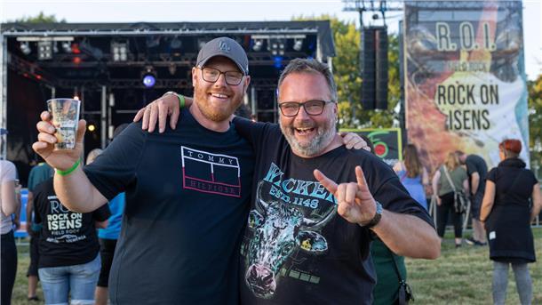 „Rock on Isens“ gestartet: Viel Lob für das neue Butjadinger Festival Was ist schon Wacken? Diese beiden R.O.I.-Besucher haben Spaß in Butjadingen.