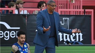 Eisbären verlieren erstes Playoff-Spiel in Tübingen deutlich „Was macht ihr denn da?“, scheint Eisbären-Coach Steven Key zu fragen. Auch Daniel Norl (links) wirkt hochgradig genervt.