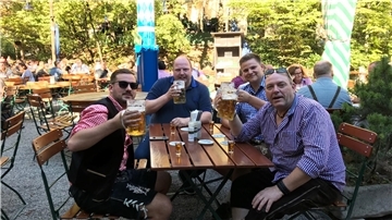 Was Sascha von Minden (2. von links) am Oktoberfest besonders gefällt, ist die Stimmung dort. Die findet er absolut einmalig.