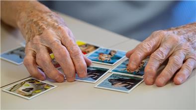 Was sich sicher positiv auswirke, sei kognitive Stimulierung, sagt Präventionsforscher Jochen René Thyrian vom Deutschen Zentrum für Neurodegenerative Erkrankungen.