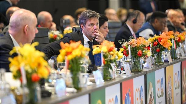 Ausbau erneuerbarer Energien: G20-Treffen ohne Einigung „Was wir im Moment weltweIt erleben, dass die Erde anfängt buchstäblich zu brennen“: Robert Habeck (M.).