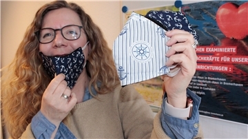 Waschbare Schutzmasken für die Pflegekräfte will die Arbeiterwohlfahrt mit Freiwilligen nähen. „Das maritime Design haben nur die Testmasken, weil wir noch nicht den richtigen Stoff geliefert bekommen haben", erklärt Heike Bülken, die den Fachbereich Stationäre Altenpflege leitet.
