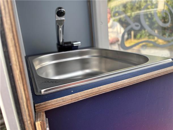 Waschbecken im Mini-Wohnwagen. Der Platz im Schneckenhaus ist zwar begrenzt, vie...