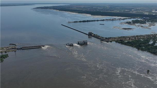 Krieg gegen die Ukraine: So ist die Lage Wasser fließt über den zerstörten Staudamm. In der Nacht zum Dienstag war der Kachowka-Staudamm des Flusses Dnipro schwer beschädigt worden.