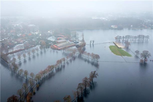 Wasser steht auf den Wiesen einer Reitsportanlage in Lilienthal (Aufnahme mit ei...